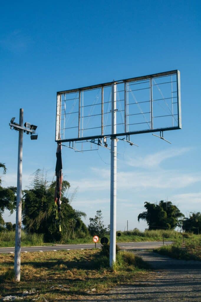 reklama przy drodze