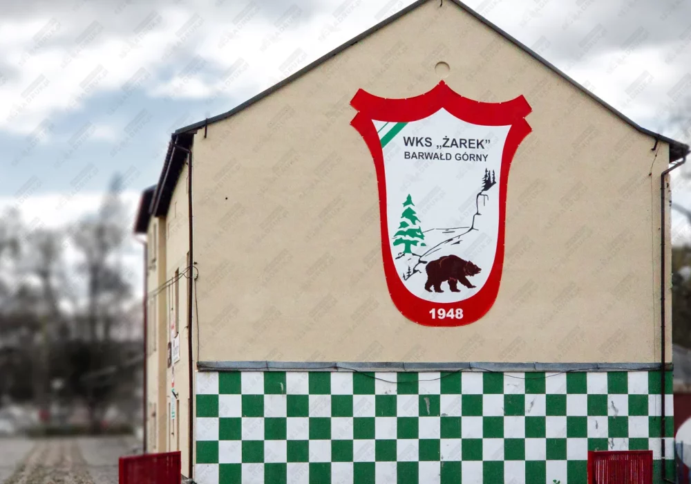 baner-z-logo-klub-pilkarski-na-elewacji