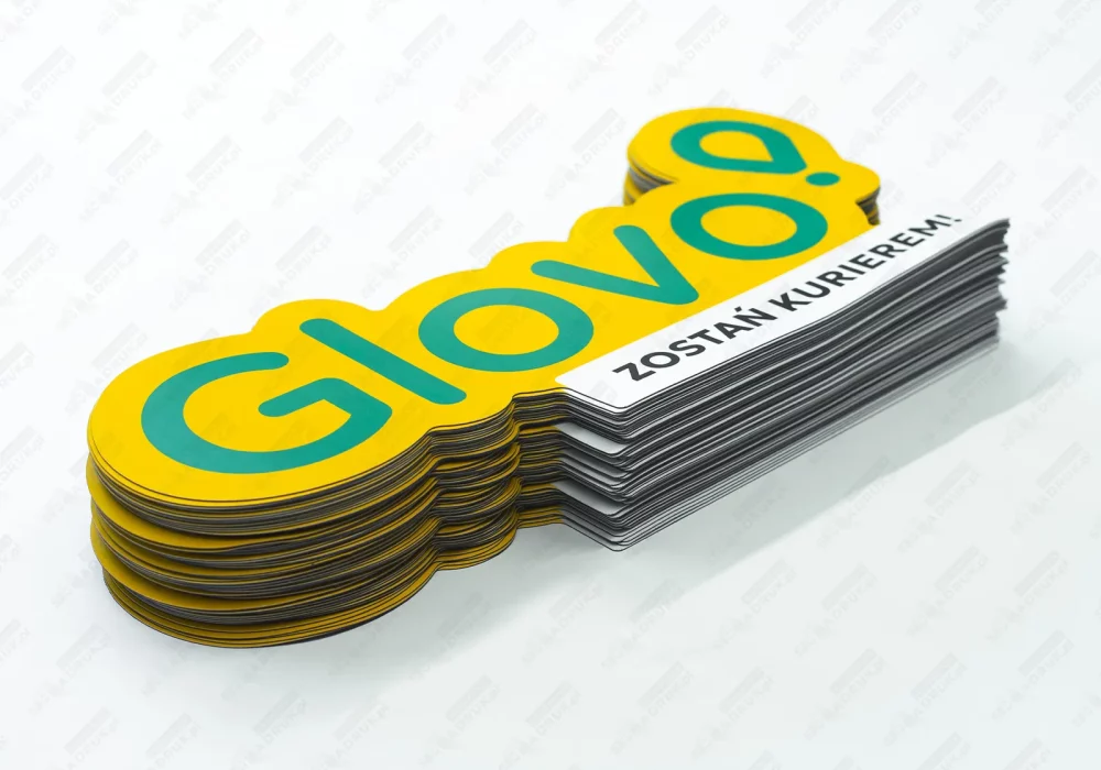 naklejki-magnetyczne-na-samochod-z-logo-glovo-kurier