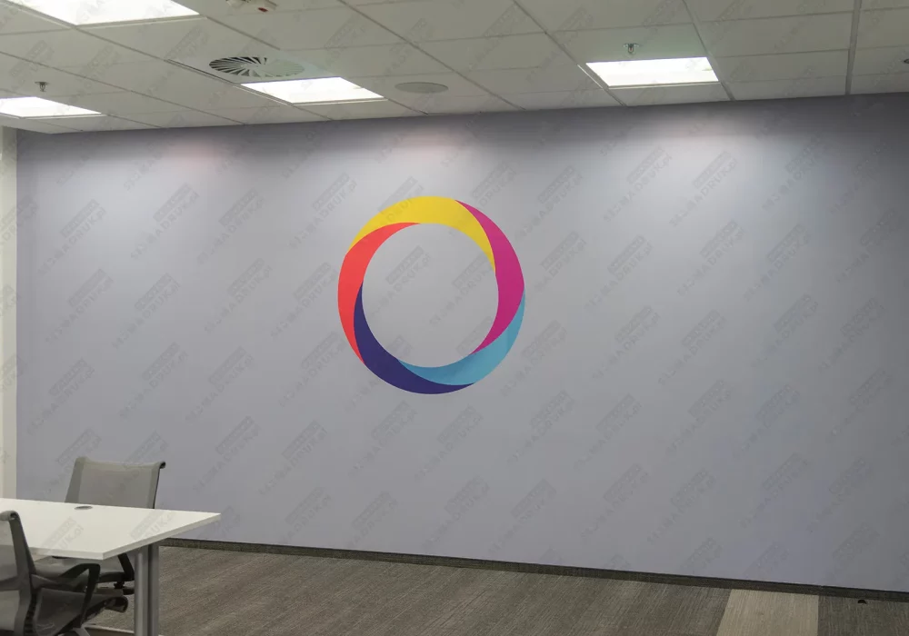 oklejanie-scian-zmiana-koloru-logo-na-scianie-znakowanie-biura