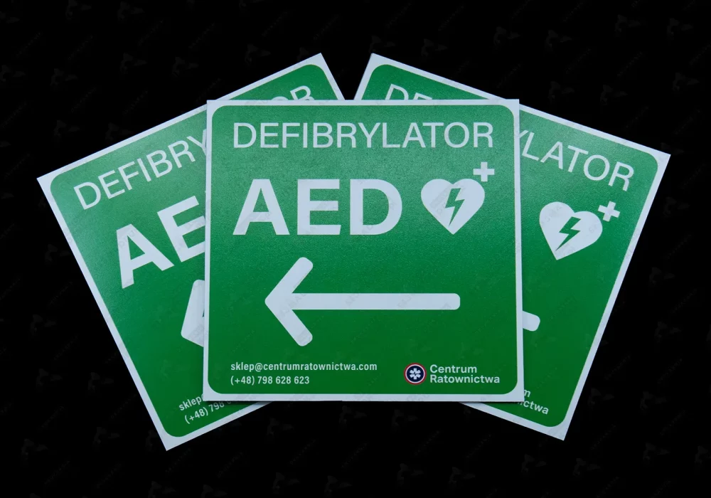 tablica-informacyjna-AED-defibrylator-z-logo