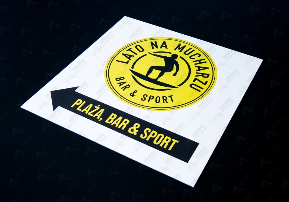 tablica-kierunkowa-ze-strzalka-oraz-logo-bar-plaza-sport